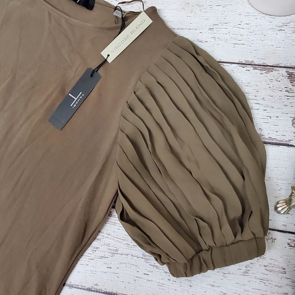 T Tahari Army Green Short Puff Sleeve Stretch Knit Shirt Top medium NWT - Picture 2 of 9